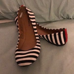 Canvas black and white flats